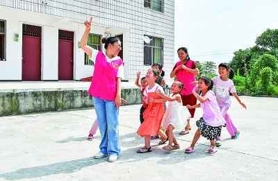 四川广安：巾帼志愿者陪伴留守儿童快乐过暑假。张国盛摄/光明图片